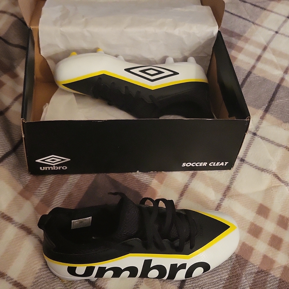 Umbro Pivot Soccer Cleat, Size 3Y, White/Yellow/Black
